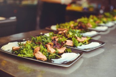 Restoranın mutfağında et salatası, yemek müşteriye servis edilmeye hazır..