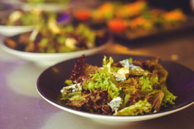 Sağlıklı yiyecekler. Kino ve kırmızı biberli taze salata. Restoran servisi. Arkaplan resmi, alanı kopyala.