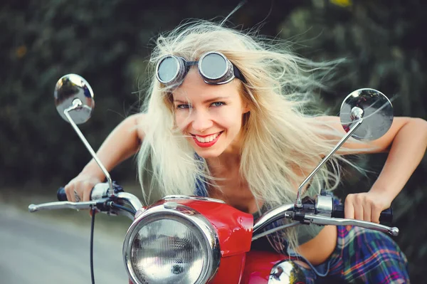 자전거타는 사람은 오토바이에 아름답고 소녀입니다 것같죠 반바지와 안경을 운전대를 머리카락을 — 스톡 사진