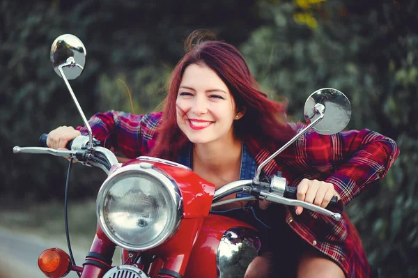 Motociclista Una Hermosa Chica Alegre Sentada Motocicleta Poco Loca Usa — Foto de Stock