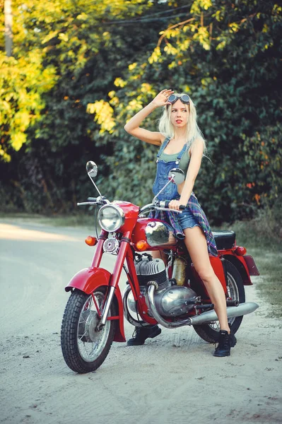 자전거타는 사람은 오토바이에 아름답고 소녀입니다 것같죠 반바지와 안경을 운전대를 머리카락을 — 스톡 사진