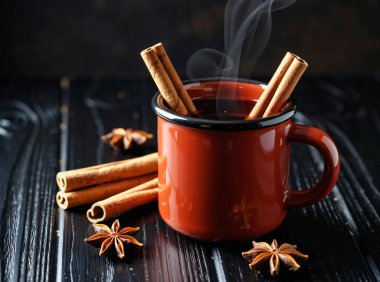 Buharı tüten bir bardak geleneksel sıcak şarap ya da kırsal bir kütükte dinlenen baharatlı çay. Taze bir portakal dilimi, tarçın çubuğu ve yıldız anasonuyla süslenmiş bu sıcak içecek sıcak bir sonbahar ve kış atmosferi yayar..