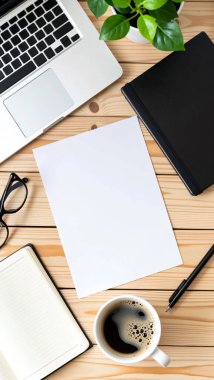 Minimalist Çalışma Alanının En İyi Görünümü Laptop, Kahve ve Boş Kağıt Tahta Masa Üzerinde Serbest ve Yaratıcı Çalışma Stoku Fotoğrafı.