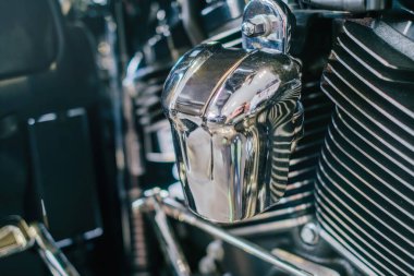 Yansımalı cilalanmış krom motor bileşenlerine yakın çekim