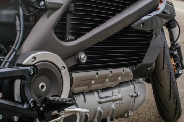 Modern elektrikli motosiklet motor ve soğutma sisteminin yan görüntüsü