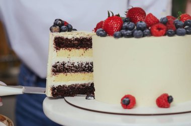 Taze böğürtlenli çikolata ve kremalı pastanın ayrıntılı kesiti