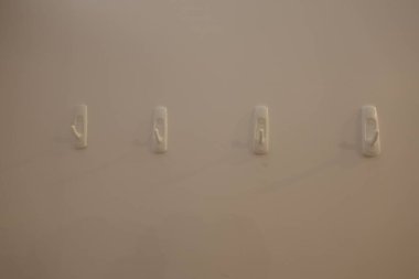 Düz arkaplana yerleştirilmiş dört küçük armatür