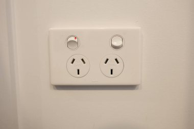 İç duvarda iki adet yuvarlak kontrollü beyaz güç paneli var.