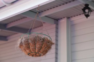 Basit sundurma, askıya alınmış kabın tavan kaplama fener sabitleme zincirini gösterir