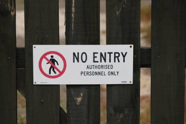 Harikalar Diyarı geçişi uyarı paneli tehlike uyarısı gösteriyordu.