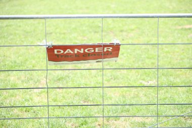 Güneş ışığı alan basit tel yolunun ötesinde