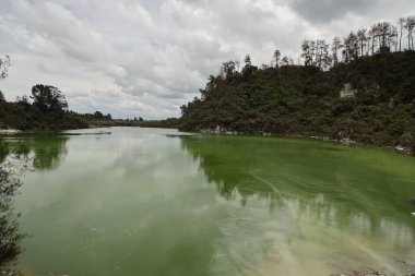 Harikalar Diyarı 'ndaki sülfür zengini su bulutlu cennetin altında mineral kaplıcaları altında yatıyor.