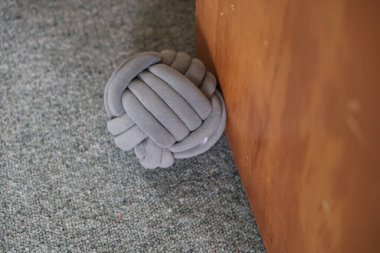 Yastıklı küre, kapalı alan yastığı tekstil kumaşının yanında yatar.