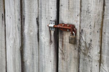 Eski yapı, yüzey güvenliği bariyerinin kapanışından yaşını gösteriyor