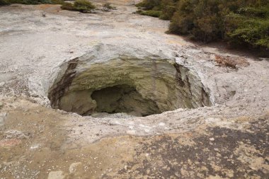 Harikalar Diyarı 'nın geniş zemin boşluğu açık katmanlı minerallerin jeoloji arazisini gösteriyor.
