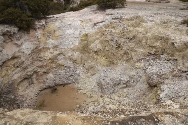 Kuru engebeli havza açık katmanlı mineralleri gösteriyor. Jeoloji mineral katmanları uçurumu.