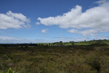 Güneşli kırsal bölgeler uzak çayırlık arazi çayır vadisini gösteriyor