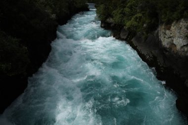 Köpüren kanal dar vadi su akımında hızla akıyor