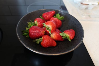 Ev yapımı fırında seramik kaseye yerleştirilmiş lezzetli meyveler.