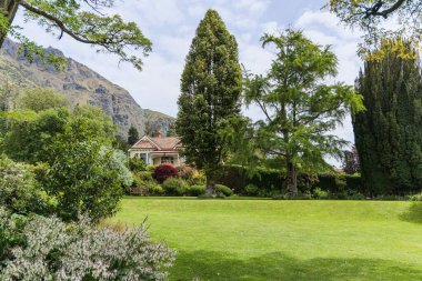 Queenstown Walter Peak Çiftlik Gölü Wakatipu sessiz kulübesi yemyeşil, açık