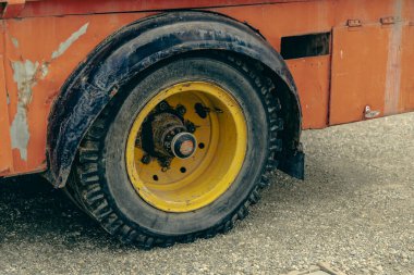 Yıpranmış makinelerin kenarı pürüzlü, çakıllı, metal bir aracın lastik izi.