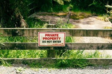 Uyarı tahtası, rustik bariyer işaret uyarı kerestesinin ötesine geçişi engelliyor