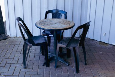 Boş teras koltuğu dikey yan duvarlı dış tuğlaların yanında duruyor.