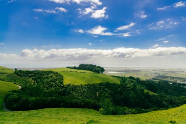 Bereketli kırsal alan, uzak ovalara doğru uzanır.
