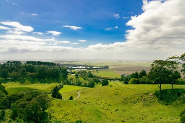 Güneşli kırsal bölge uzak tarım ovaları kırsal çayır vadisi tepeleri