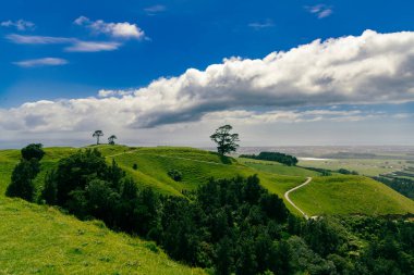 Güneşli kırsal bölgeler uzak tarım arazisi vadisi çayırlarını gösteriyor.