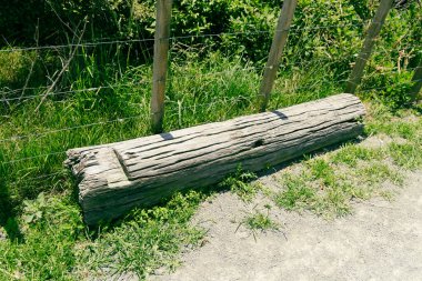 Eski ahşap koltuk kırsal yol kenarında duruyor. Kırsal çatlak tahıl dokusu yaşlanmış.