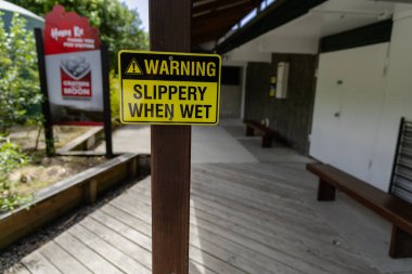 Dikkat dikkat, tehlikeli nemli yüzey tehlike tehlike sembolü uyarısı.