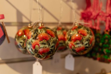 Renkli mevsimlik küreler boş etiketlerin yanında sarkıyor takı süslemeleri