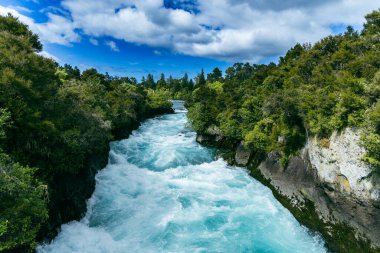 Güçlü dağ akıntısı yeşil kanyon su çağlayanı boyunca akıyor.