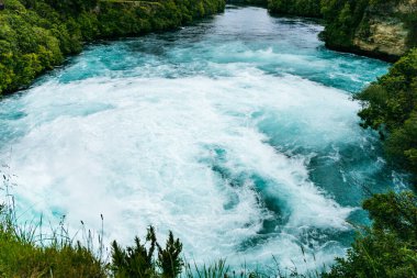 Dar, yemyeşil bir vadide köpüren akıntı kıvrımlı bir şekilde akıyor.