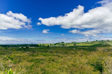 Güneşli kırsal bölgeler uzak çayırlık arazi çayır vadisini gösteriyor