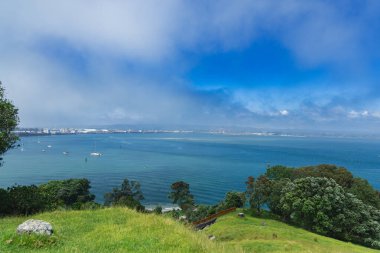 Burun sakin turkuaz su marinası kıyı şeridi manzarasına bakar