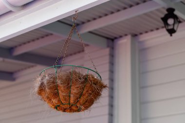 Kuru ekici kabuğu, korunaklı saçakların altında sallanıyor.