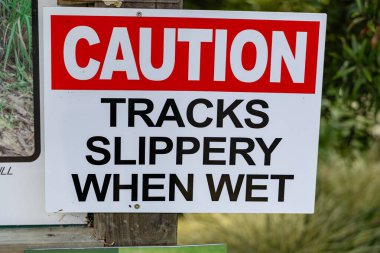 Sağanak yağış tehlikesi işareti sırasında tehlikeli yol uyarısı