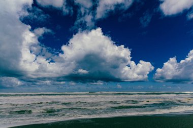 Huysuz deniz manzarası dalgaları gösteriyor gökyüzü altında fırtınalı deniz sörfü sahili kıyılarında