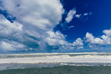 Köpüklü dalgalar engin gökyüzü panorama deniz manzarası ufku dalgaları altında dalgalanır.