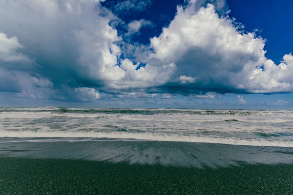 Huysuz kıyı şeridi kıyıya yaklaşan dalgalı dalgaları gösteriyor.