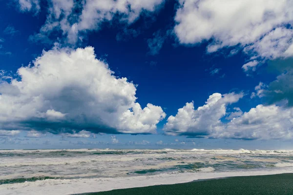 Köpüklü dalgalar yükselen beyaz oluşumların altında düşer gökyüzü deniz sörfü sahili kıyısı