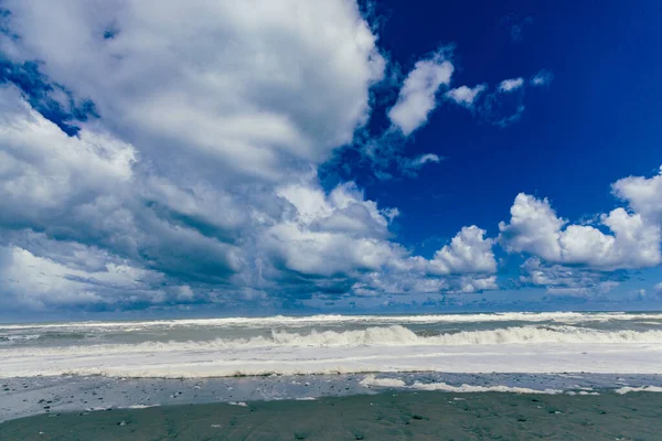 Köpüklü dalgalar engin gökyüzü panorama deniz manzarası ufku dalgaları altında dalgalanır.