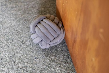 Yastıklı küre, mobilya paneli yastık yastığının yanında sessizce yatar.