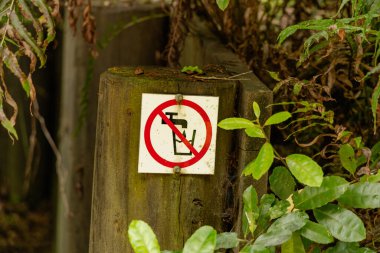 Simge insanları çöp kutusuna kırmızı köşegen çöp atmaktan sakındırır