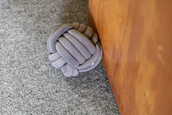 Yastıklı küre, mobilya paneli yastık yastığının yanında sessizce yatar.