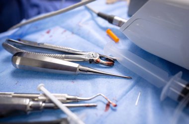 Ameliyat sırasında cerrahi aletler, dişçilik..