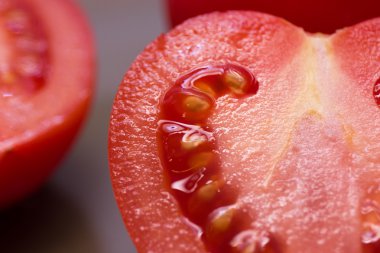   plaka üzerinde kırmızı domates