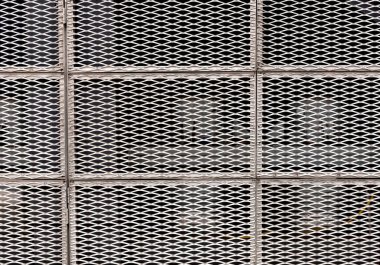 Gri endüstriyel metal güvenlik ağı ya da mimari cephede tekrarlanan elmas deseninin yakın çekimi.